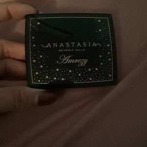 Anastasia Amrezy highlighter